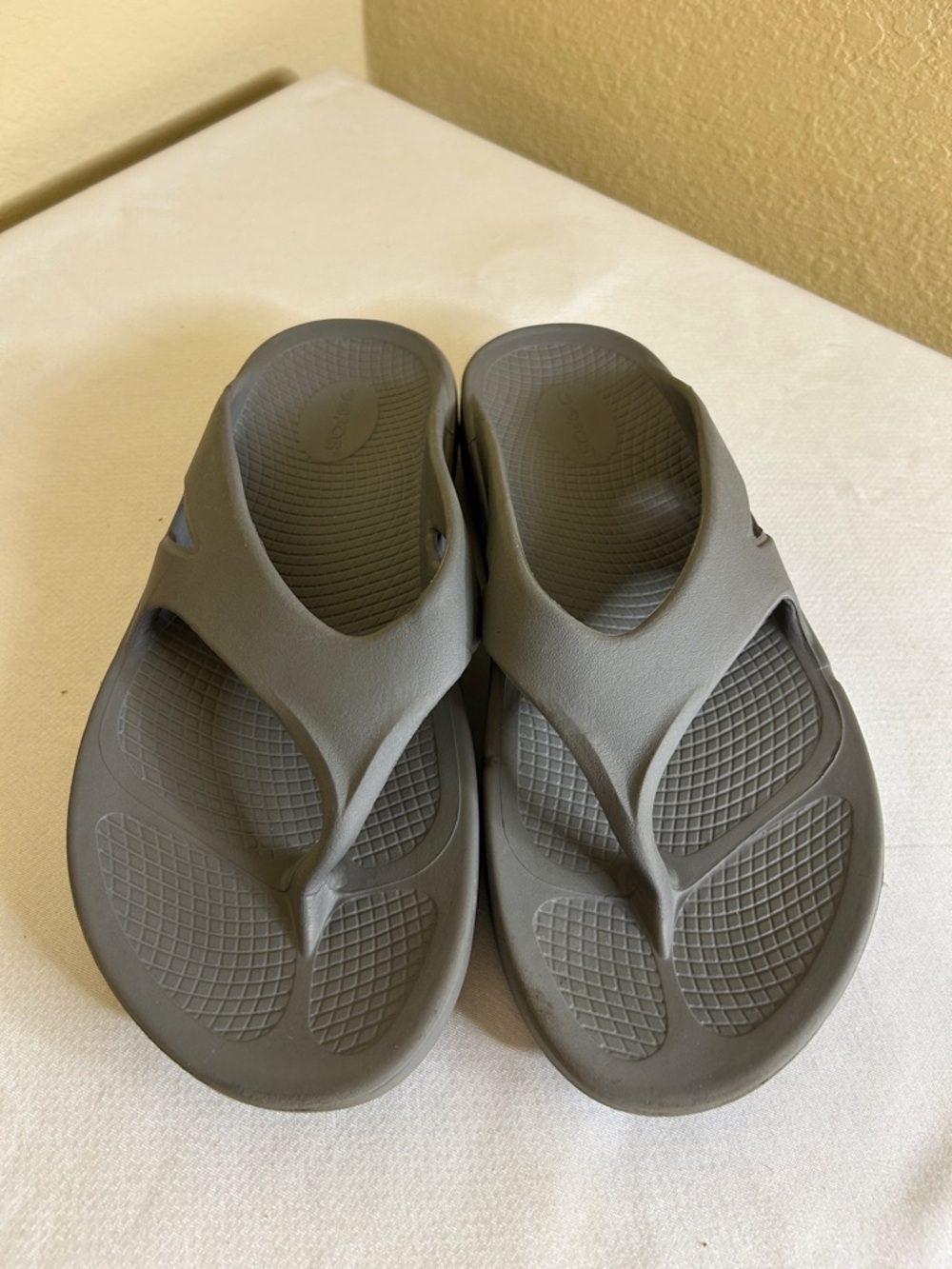 Oofos Ooriginal Gray Thong Recovery Sandals
Size M9 W11 - Picture 3 of 8
